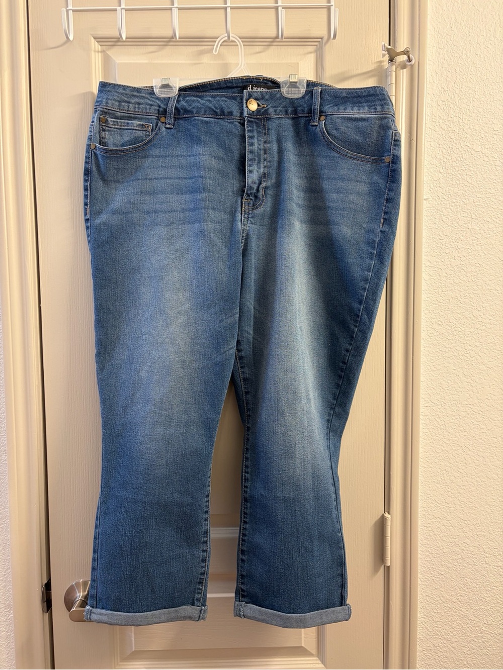 d. jeans Women's Cropped Straight-Leg Denim - Medium Blue Wash